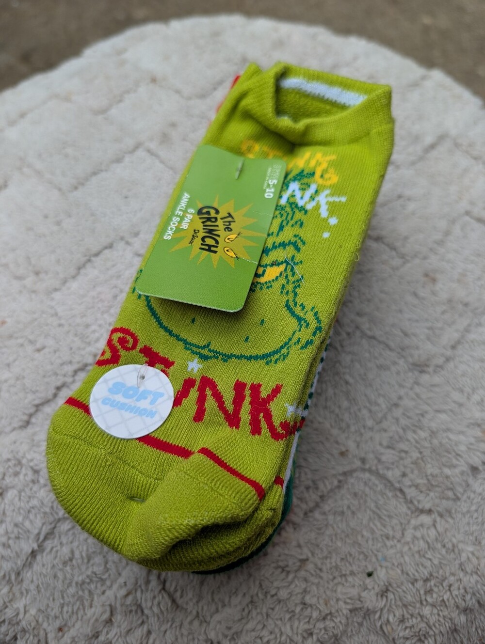 Six Pairs Of The Grinch Soft Cushion Socks Size 5-10